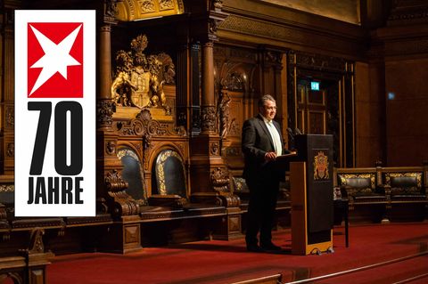 In einem Festsaal im Hamburger Rathaus steht SPD-Politiker Sigmar Gabriel vor einem geschnitzten Hamburger Wappen und spricht