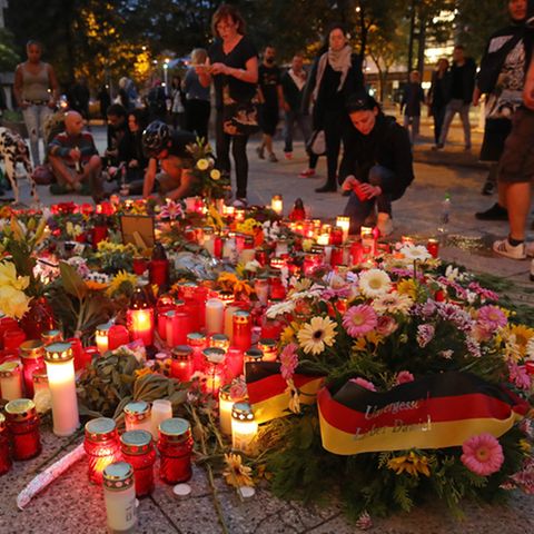 Blumen und Kerzen am Tatort in Chemnitz, der Aufruf von Pegida und AfD, Demonstrationsszene vom Montag