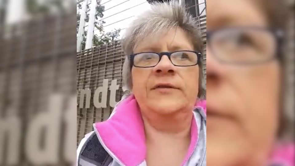"Hintern hoch, raus auf die Straße": Frau aus Sachsen platzt der Kragen auf Facebook – Hunderte teilen ihr Video "Hintern hoch, raus auf die Straße": Frau aus Sachsen platzt der Kragen auf Facebook – Hunderte teilen ihr Video