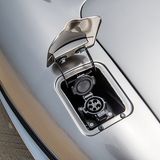 Jaguar E-Type Zero - Stecker statt Tankstutzen