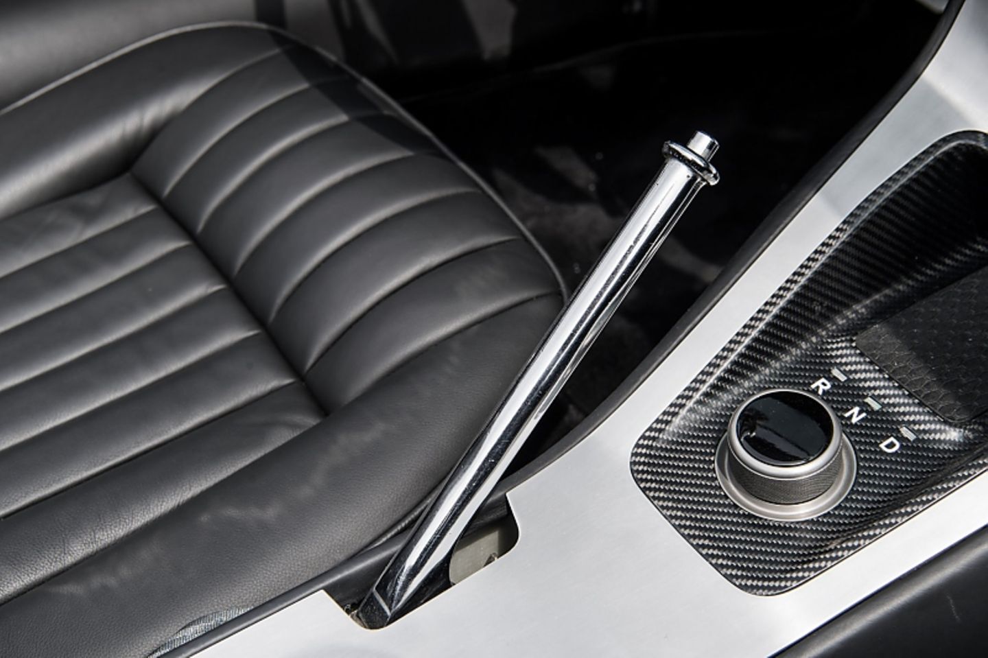 Jaguar E-Type Zero - immerhin noch mit Handbremshebel aus Chrom