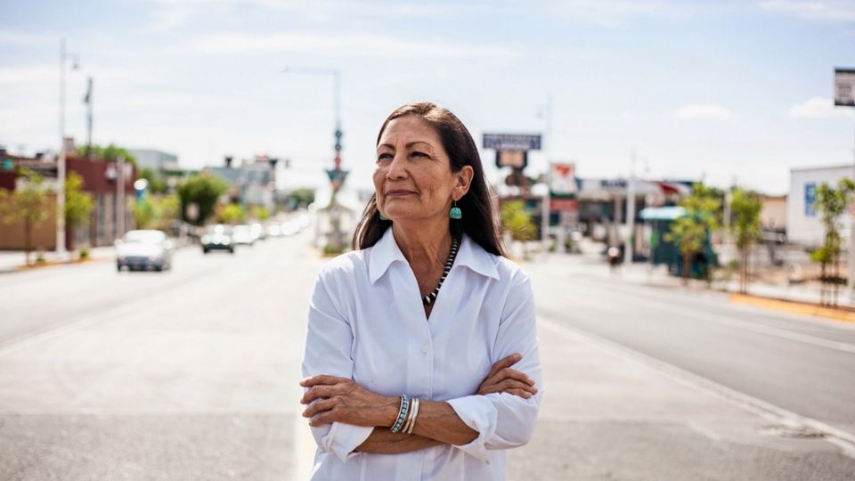 Wahlkampf in den USA: Deb Haaland wird wohl als erste Frau, die von amerikanischen Ureinwohnern abstammt, ins Repräsentantenhaus gewählt Deb Haaland wird wohl als erste Frau, die von amerikanischen Ureinwohnern abstammt, ins Repräsentantenhaus gewählt
