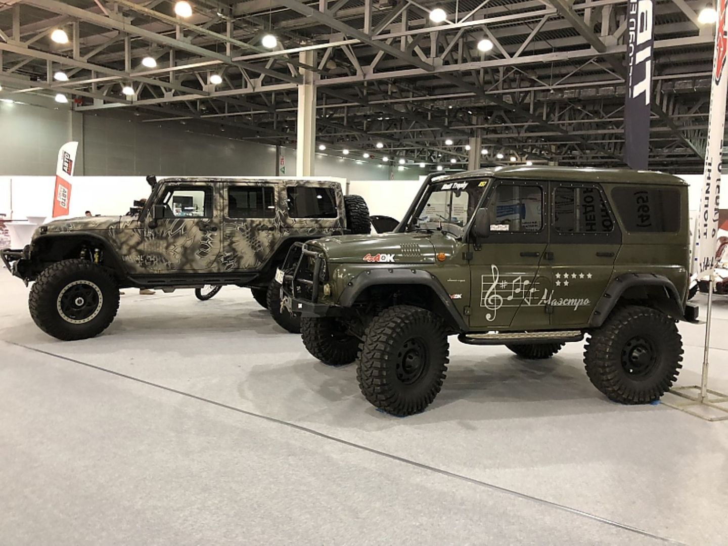 Militärvehikel sind beim Moskauer Autosalon in