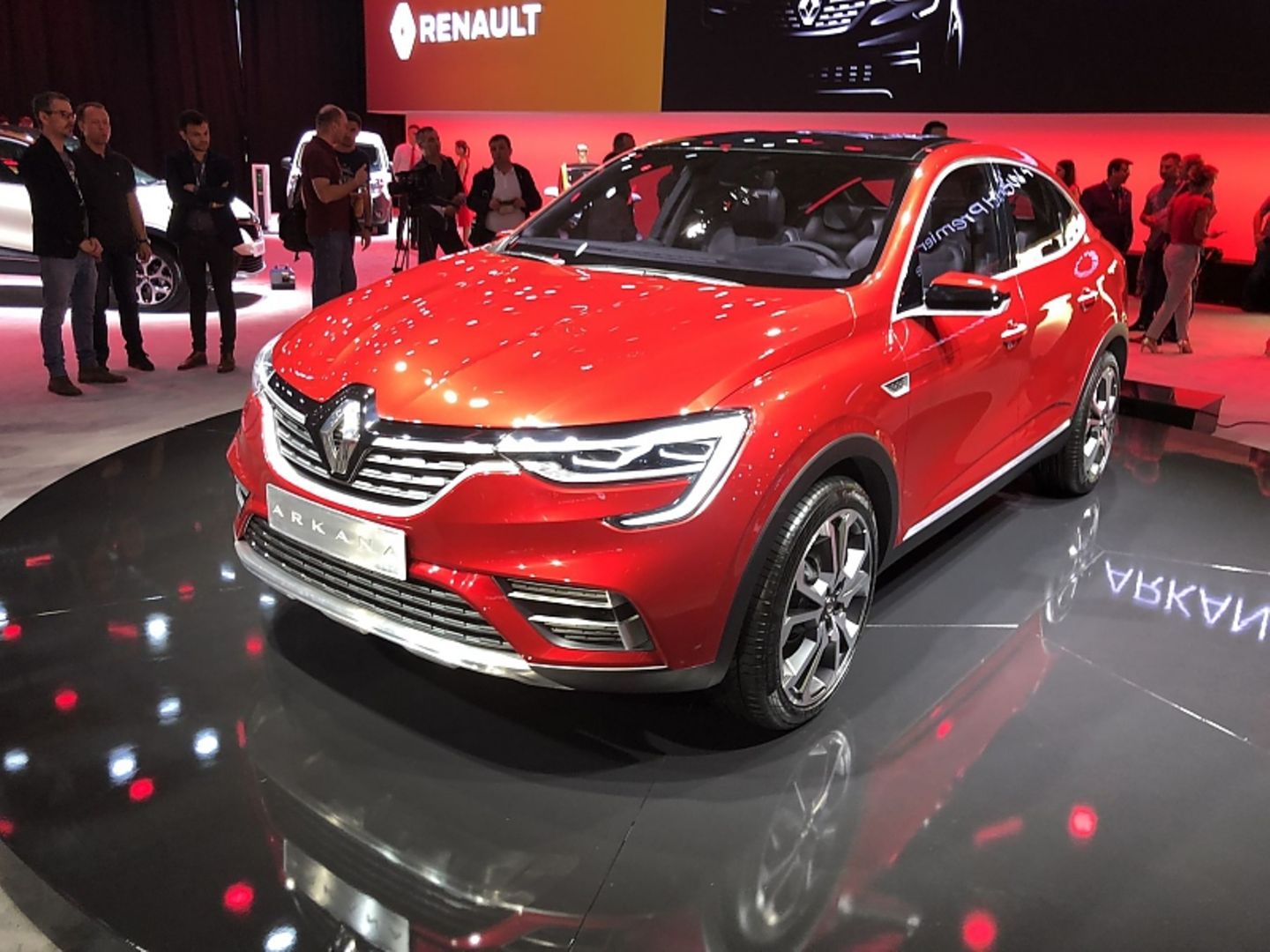 Der Arkana trägt das bekannte Renault-Gesicht inklusive Rhombus