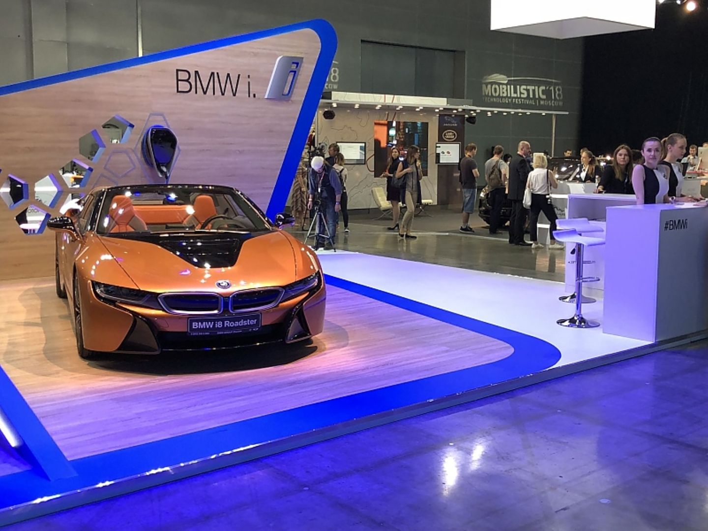 Einfach gehalten: der BMW Messestand auf dem Moskauer Auto Salon 2018