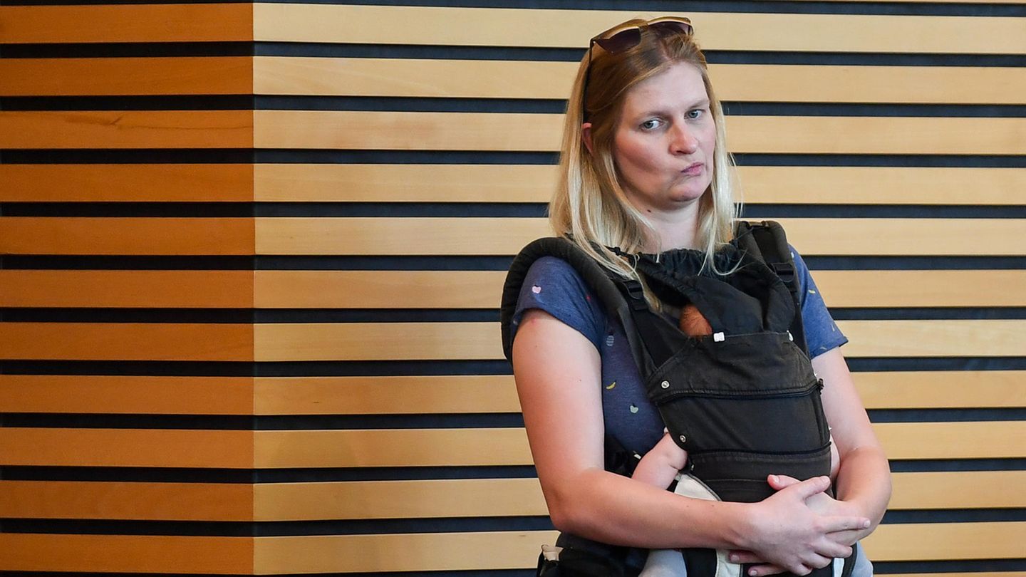 Thüringen: Abgeordnete kommt mit Baby in Landtag – und muss gehen