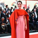 Schauspielerin Claire Foy wählte eine praktische Kreation von Valentino: Zum pinken Kleid gibt es eine Kuscheldecke - für den Fall, dass der Trägerin kalt werden sollte.
