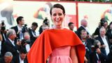 Schauspielerin Claire Foy wählte eine praktische Kreation von Valentino: Zum pinken Kleid gibt es eine Kuscheldecke - für den Fall, dass der Trägerin kalt werden sollte.
