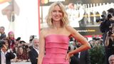 Diese Falten trägt jeder gern: Schauspielerin Naomi Watts im pinken Designerkleid von Armani Privé