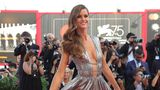 Model Izabel Goulart ist die Verlobte des deutschen Nationaltorhüters Kevin Trapp. In Venedig musste sie jedoch allein über den roten Teppich laufen und begeisterte in einer silbernen Robe von Alberta Ferretti.