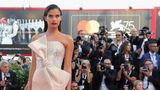Hübsch verpackt mit Schleppe und Schleife: Das portugiesische Model Sara Sampaio in Armani Privé.