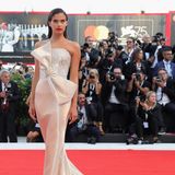 Hübsch verpackt mit Schleppe und Schleife: Das portugiesische Model Sara Sampaio in Armani Privé.