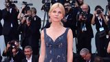 Etwas bieder wirkte der Auftritt von Schauspielerin Clémence Poésy. Die Französin trug ein knielanges Tweed-Kleid von Erdem.