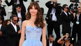 Annabelle Belmondo ist die Enkelin von Weltstar Jean Paul Belmondo und arbeitet als Model. In Venedig zog sie in einem himmelblauen Chiffon-Kleid alle Blicke auf sich.