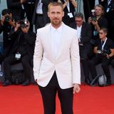 Ryan Gosling ist der Star des Eröffnungsfilms "First Man". In dem Streifen von Regisseur Damien Chazelle spielt er den Weltraumpionier Neil Armstrong, der im Juli 1969 als erster Mensch den Mond betrat. Bei seiner Kleiderwahl bleibt Gosling sich treu: Er hat eine Schwäche für weiße Sakkos.