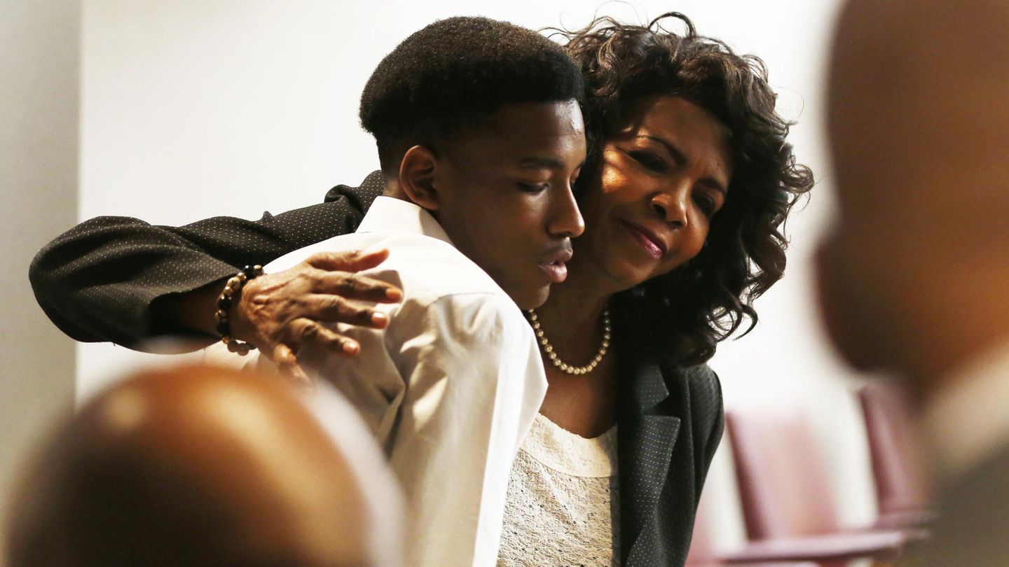 USa: Anwältin Faith Johnson tröstet den großen Bruder des Toten