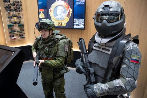Ein bestehender Anzug mit Exoskelett neben dem martialischen Prototypen auf dem Stand von ZNiiTochMash.