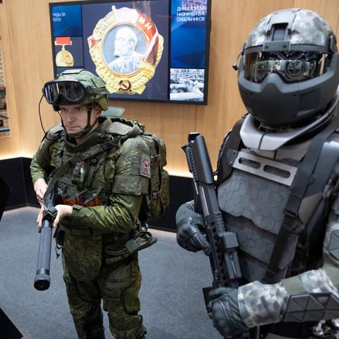 Ein bestehender Anzug mit Exoskelett neben dem martialischen Prototypen auf dem Stand von ZNiiTochMash.