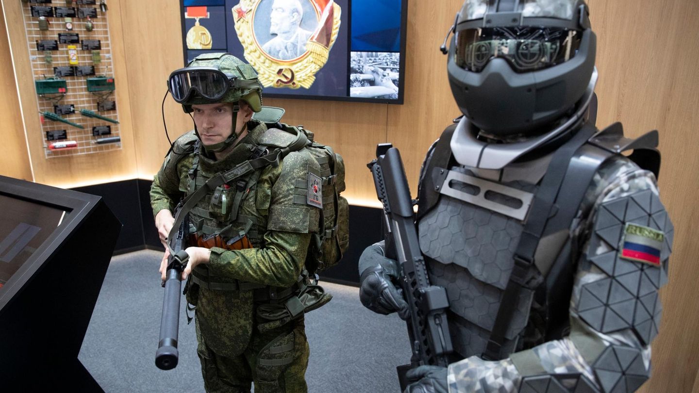 Ein bestehender Anzug mit Exoskelett neben dem martialischen Prototypen auf dem Stand von ZNiiTochMash.