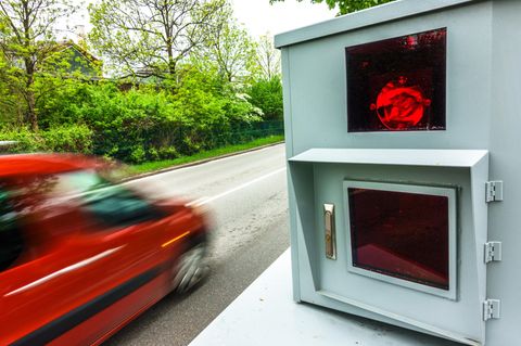 Ein Blitzer steht an einer Straße