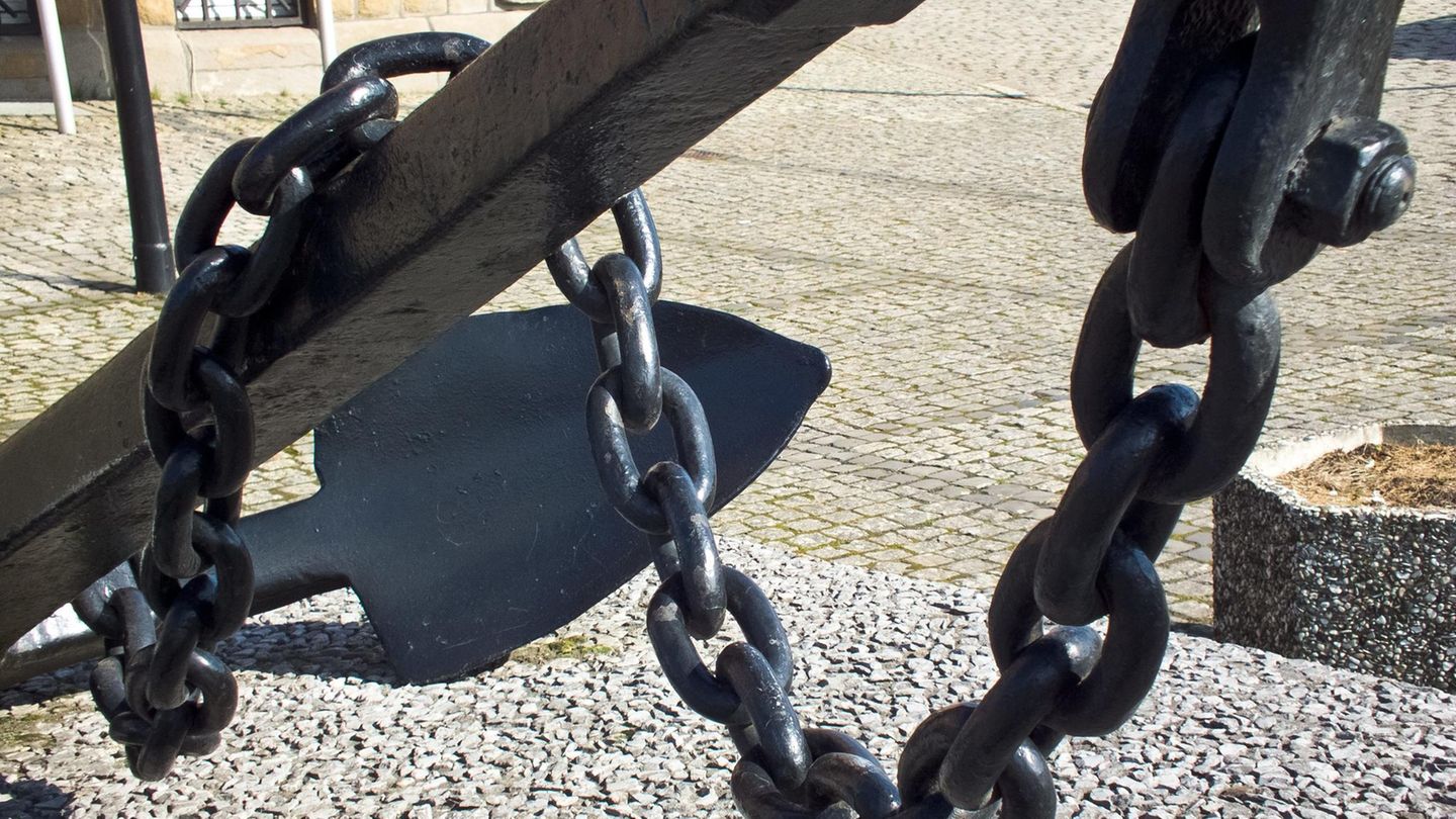 Mit einer Eisenkette gingen die Täter auf den jungen Mann los