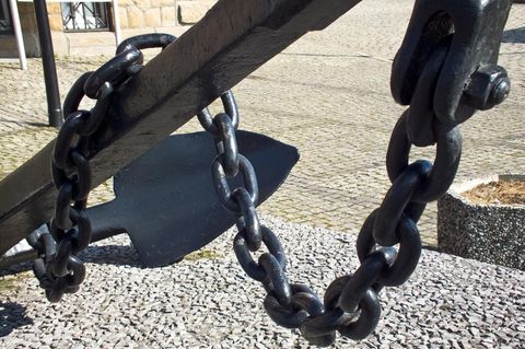 Mit einer Eisenkette gingen die Täter auf den jungen Mann los