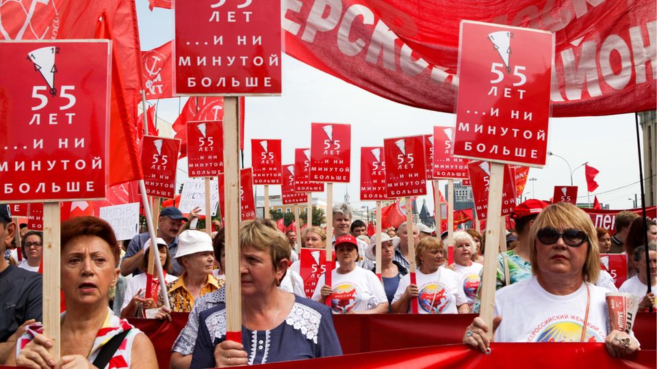 "55 Jahre, keine Minute länger", heißt es auf den Plakaten der Demonstranten, die am 28. August durch Moskau gezogen sind