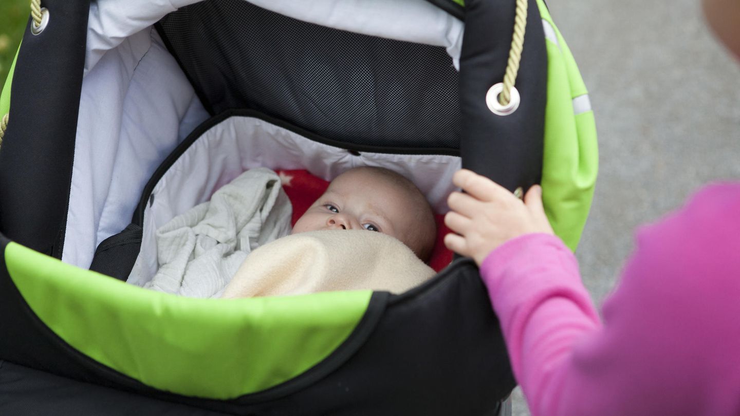 Ein Kleinkind im Kinderwagen