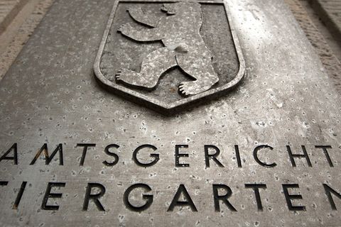 Schild des Amtsgerichts Tiergarten mit dem Berliner Stadtwappen