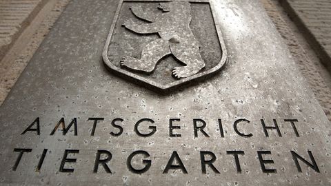 Schild des Amtsgerichts Tiergarten mit dem Berliner Stadtwappen