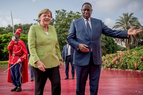 Bundeskanzlerin Angela Merkel (CDU) wird von Macky Sall, dem Präsidenten der Republik Senegal, am Präsidialpalast begrüßt.