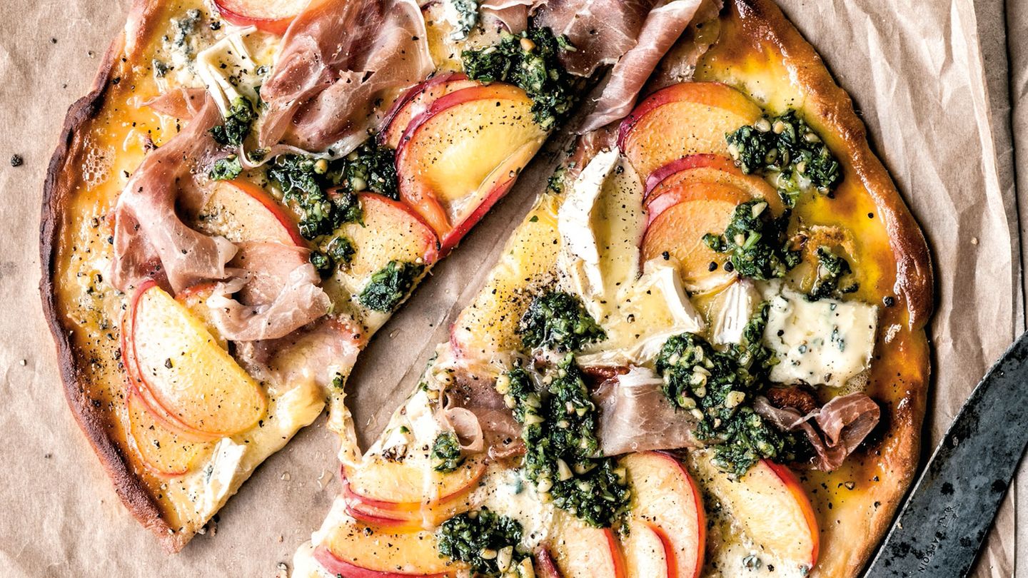 Schnelle Pizza mit Nektarine, Parmaschinken, Blauschimmelkäse und Pesto