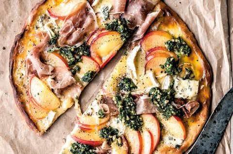 Schnelle Pizza mit Nektarine, Parmaschinken, Blauschimmelkäse und Pesto