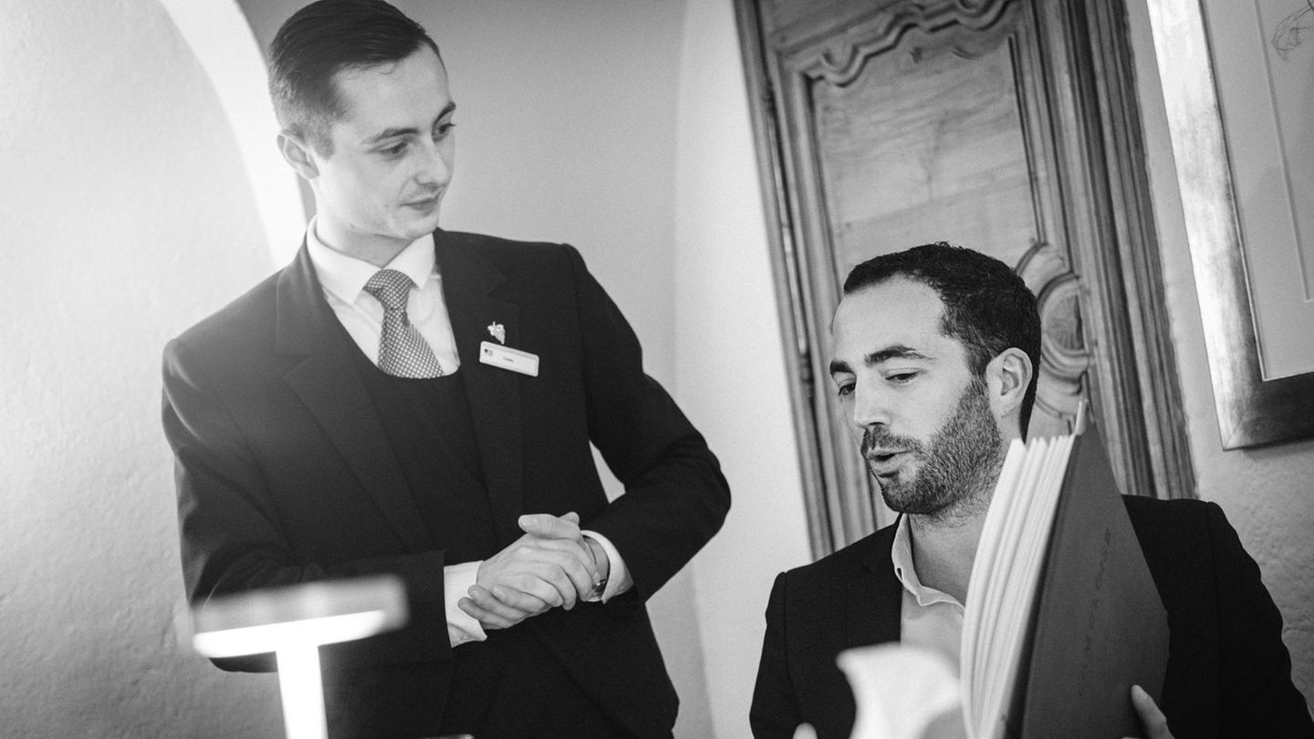 Julien Walther bei der Weinbestellung im "Lameloise"