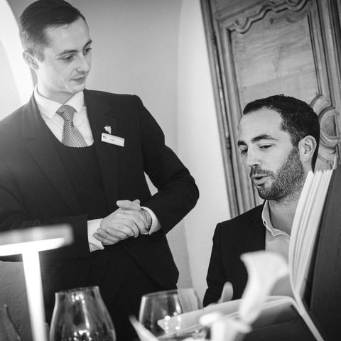 Julien Walther bei der Weinbestellung im "Lameloise"