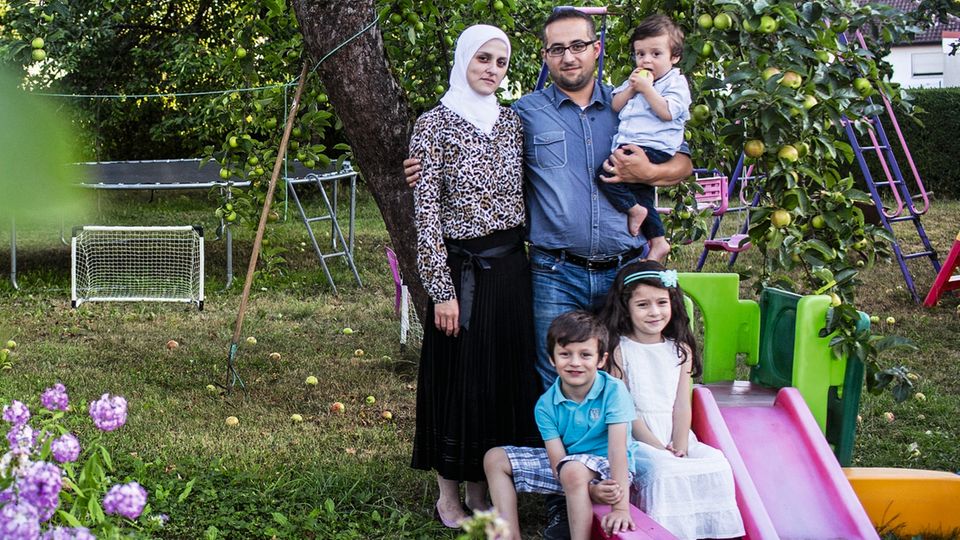 Integration: Notunterkünfte sind Vergangenheit. Die syrische Familie Eddin lebt in einem Häuschen mit Garten – alles selbst bezahlt Notunterkünfte sind Vergangenheit. Die syrische Familie Eddin lebt in einem Häuschen mit Garten – alles selbst bezahlt
