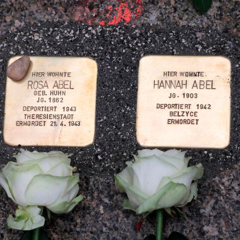 Mahnmale: Symbolträchtige Aktion im richtigen Moment: Stolpersteine in Chemnitz verlegt