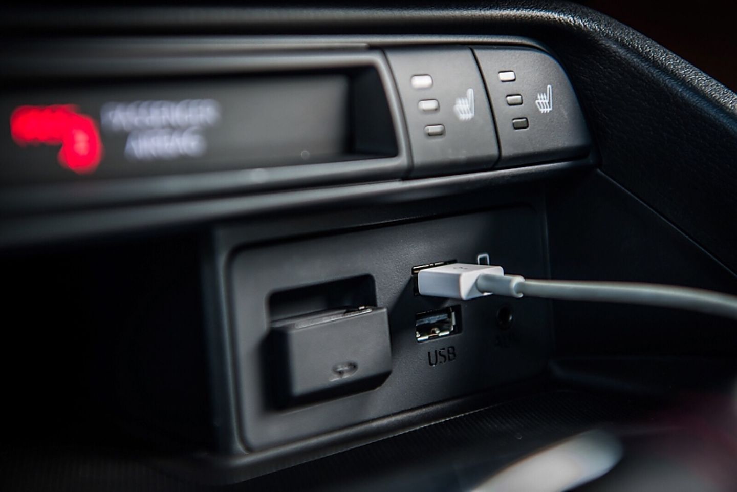 Per USB lässt sich der Mazda MX-5 mit dem Smartphone verbinden