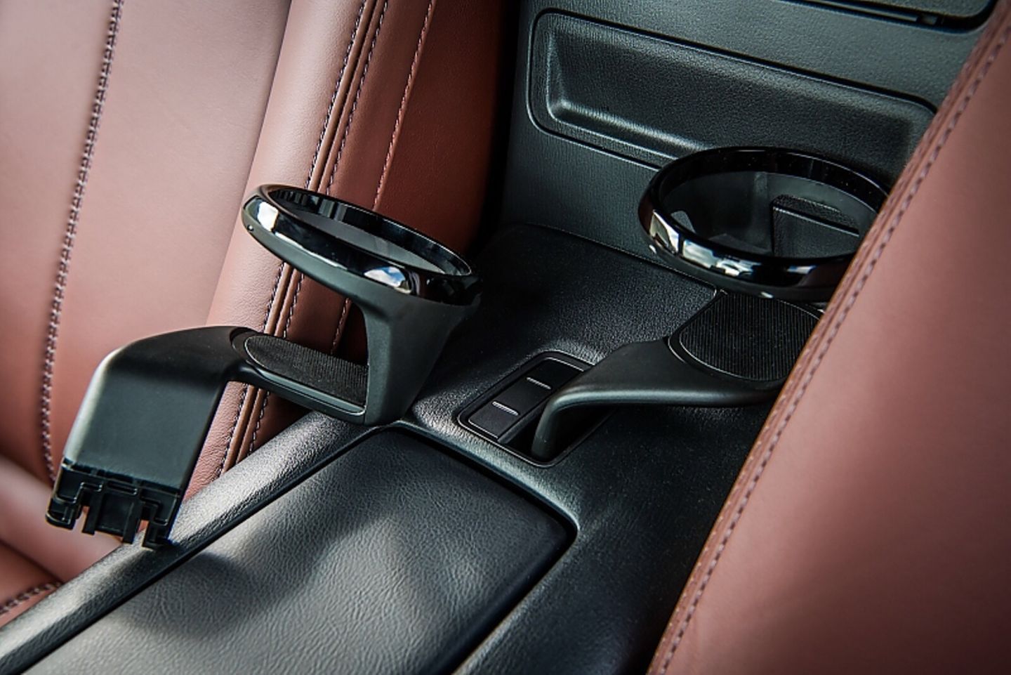Kleiner Luxus im Mazda MX-5: streckbare Dosenhalter
