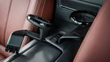 Kleiner Luxus im Mazda MX-5: streckbare Dosenhalter