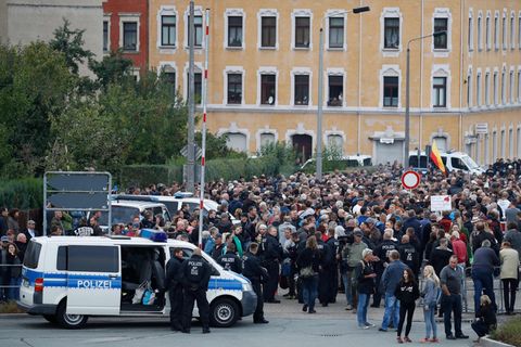 Die Teilnehmer der "Pro Chemnitz"-Kundgebung halten sich in unmittelbarer Nähe des Stadions auf