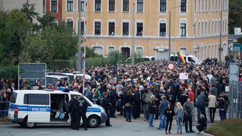 Die Teilnehmer der "Pro Chemnitz"-Kundgebung halten sich in unmittelbarer Nähe des Stadions auf