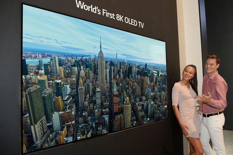 Ultrascharf und tiefschwarz  LG setzt noch einen drauf: Als erster Hersteller zeigen die Koreaner einen 8K-Fernseher mit OLED-Display. Das 88-Zoll-Gerät verbindet also gigantische Auflösung mit tiefsten Schwarzwerten. Der große Nachteil gegenüber Samung: LGs Modell ist nur eine Machbarkeitsstudie. Nicht mal einen Namen nennt der Konzern. Ob und wann es auf den Markt kommt, ist nicht bekannt. Auch Preise verrät LG bisher entsprechend nicht. 