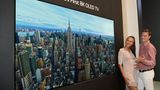 Ultrascharf und tiefschwarz  LG setzt noch einen drauf: Als erster Hersteller zeigen die Koreaner einen 8K-Fernseher mit OLED-Display. Das 88-Zoll-Gerät verbindet also gigantische Auflösung mit tiefsten Schwarzwerten. Der große Nachteil gegenüber Samung: LGs Modell ist nur eine Machbarkeitsstudie. Nicht mal einen Namen nennt der Konzern. Ob und wann es auf den Markt kommt, ist nicht bekannt. Auch Preise verrät LG bisher entsprechend nicht. 