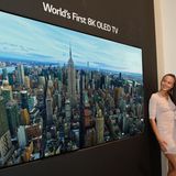 Ultrascharf und tiefschwarz  LG setzt noch einen drauf: Als erster Hersteller zeigen die Koreaner einen 8K-Fernseher mit OLED-Display. Das 88-Zoll-Gerät verbindet also gigantische Auflösung mit tiefsten Schwarzwerten. Der große Nachteil gegenüber Samung: LGs Modell ist nur eine Machbarkeitsstudie. Nicht mal einen Namen nennt der Konzern. Ob und wann es auf den Markt kommt, ist nicht bekannt. Auch Preise verrät LG bisher entsprechend nicht. 