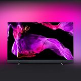 Satte Bässe ab Werk  Schlanker Fernseher, flacher Sound. Das ist der leidige Kompromiss der schicken Geräte. Um das zu ändern, hat sich Philips mit den Sound-Experten von Bowers & Wilkins zusammen getan. Der Philips OLED+ 903 hat eine Soundbar fest verbaut. Nach ersten Berichten liefert der schmale Balken am unteren Rand beeindruckende Bässe und sogar Raumklang. Mit bis zu 1000 Nit soll der 903 zudem einer der hellsten OLED-TVs am Markt sein. Dazu gibt es wie von Philips‘ Spitzenmodellen gewohnt Ambilight. Der Preis: 2500 Euro für das Modell in 55 Zoll, 3500 Euro für den 65er. 