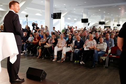 Michael Kretschmer spricht mit Chemnitzer Bürgern