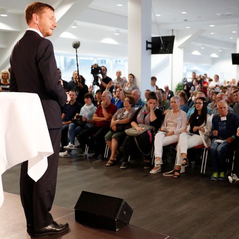 Michael Kretschmer spricht mit Chemnitzer Bürgern