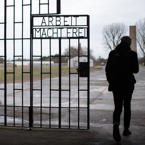 Tor der Gedänkstätte in Sachsenhausen - eine Mann aus einer AfD-Besuchergruppe soll KZ-Verbrechen in Frage gestellt haben