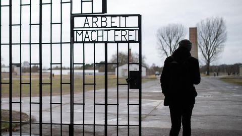 Tor der Gedänkstätte in Sachsenhausen - eine Mann aus einer AfD-Besuchergruppe soll KZ-Verbrechen in Frage gestellt haben